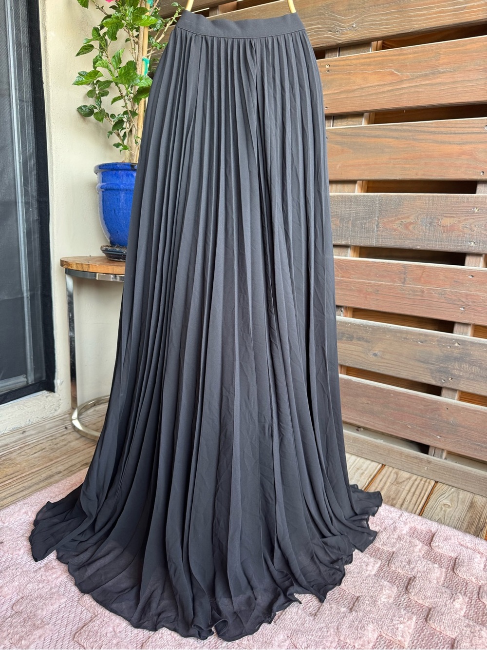 Banana Republic — Black Pleated Maxi Skirt
